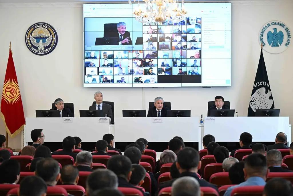 Премьер-министр Адылбек Касымалиев обсудил в ГНС борьбу с коррупцией и внедрение электронных накладных