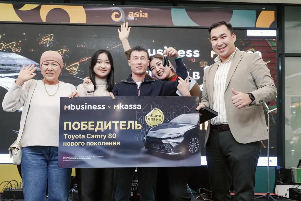 MBANKтын “Төлөмдөрдү QR аркылуу кабыл ал” акциясы аяктады: үчүнчү Toyota Camry 80 унаасы өз ээсин тапты!