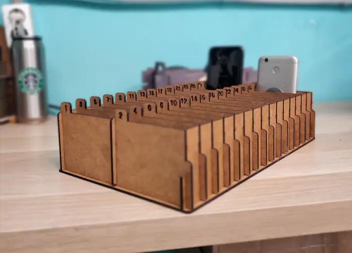 В школах Свердловского района запретили смартфоны. Мэрия передала им ящики для их хранения