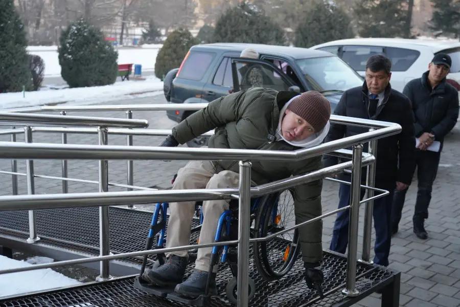 В Бишкеке улучшают условия для людей с инвалидностью