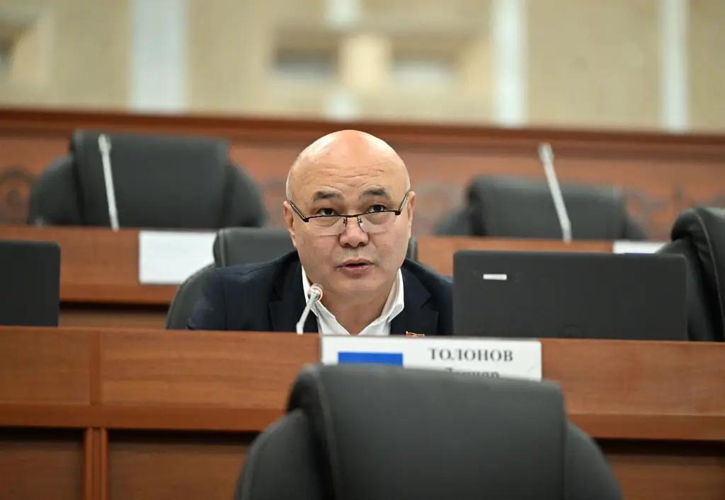 В Жогорку Кенеше рассмотрели вопросы по обеспечению школьными автобусами и строительству дорог