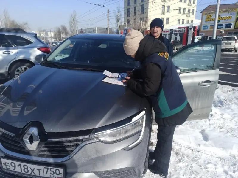 Водителям выписаны штрафы за парковку в зеленых зонах Бишкека