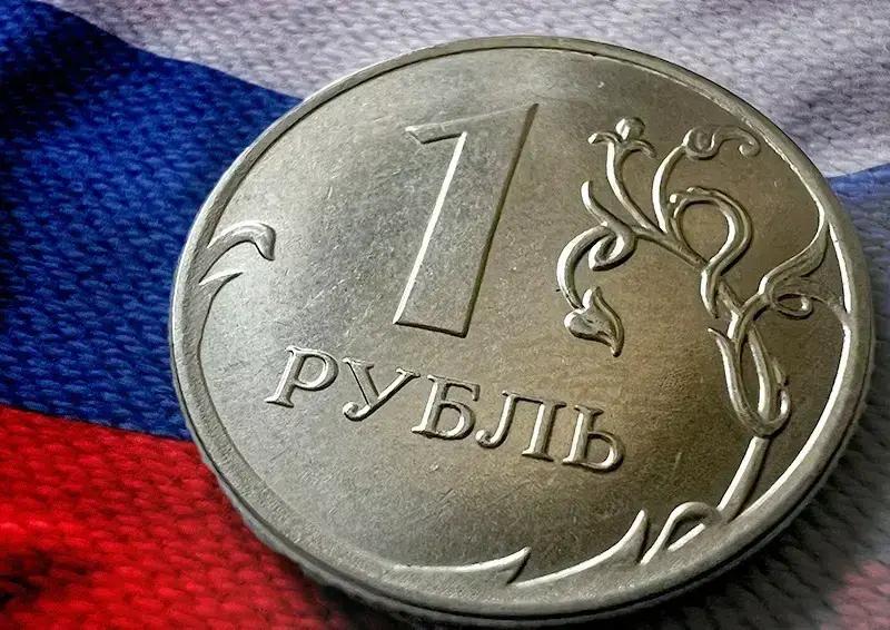 Рубль преодолел отметку в 0.9 сома за единицу