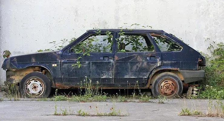 В Бишкеке эвакуируют брошенные автомобили