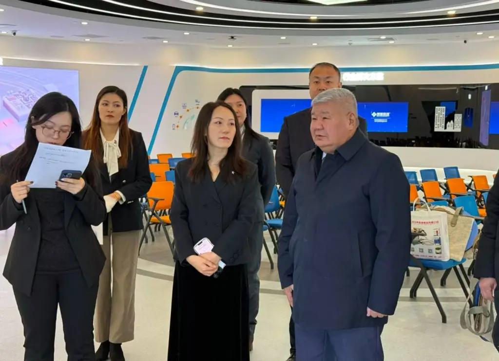 Министр энергетики провел встречу с представителями 10 энергокомпаний Китая