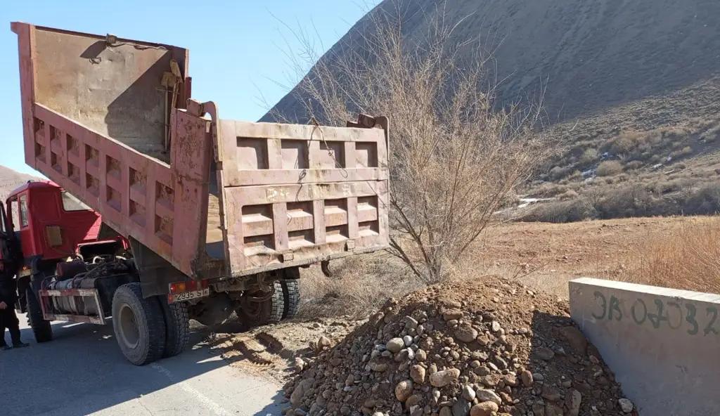 Potholes formed by mudflows are being eliminated on the Bishkek-Naryn-Torugart highway