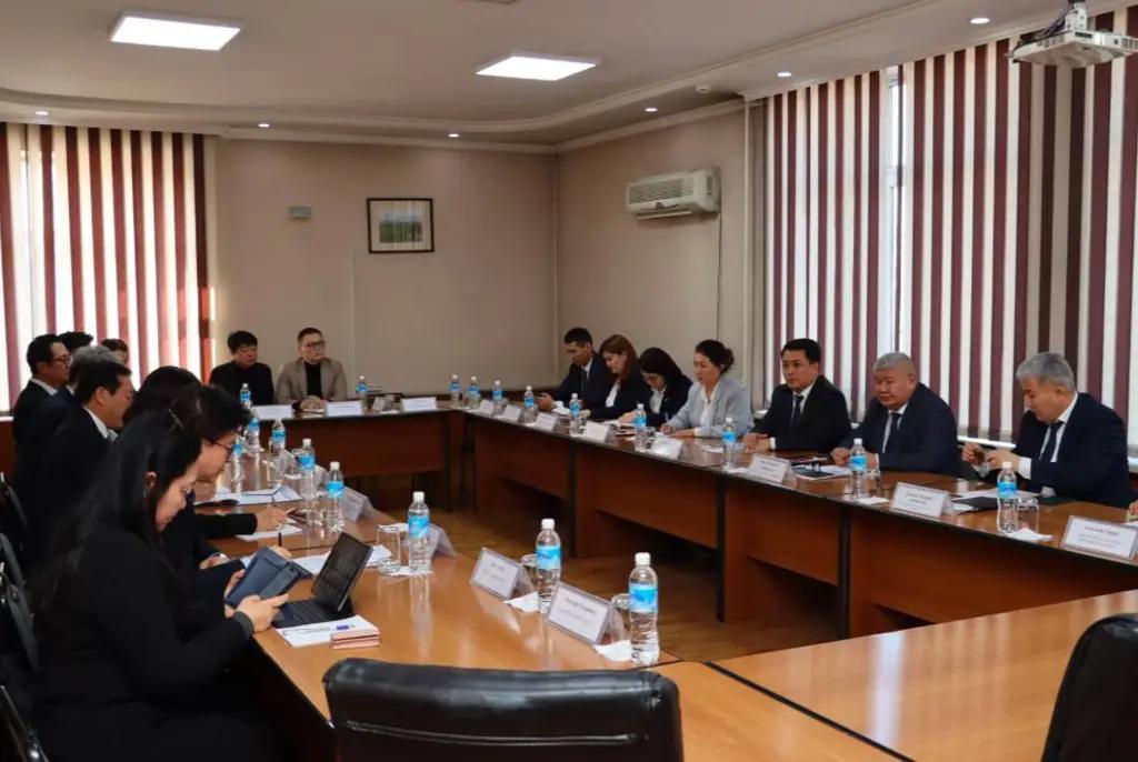 Министр Ибраев провел встречу с бизнес-делегациями Кореи и Монголии по вопросам энергетики