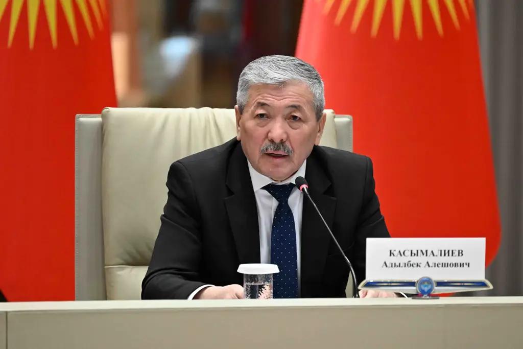 Глава кабмина поручил усилить контроль за эффективностью служебных командировок чиновников