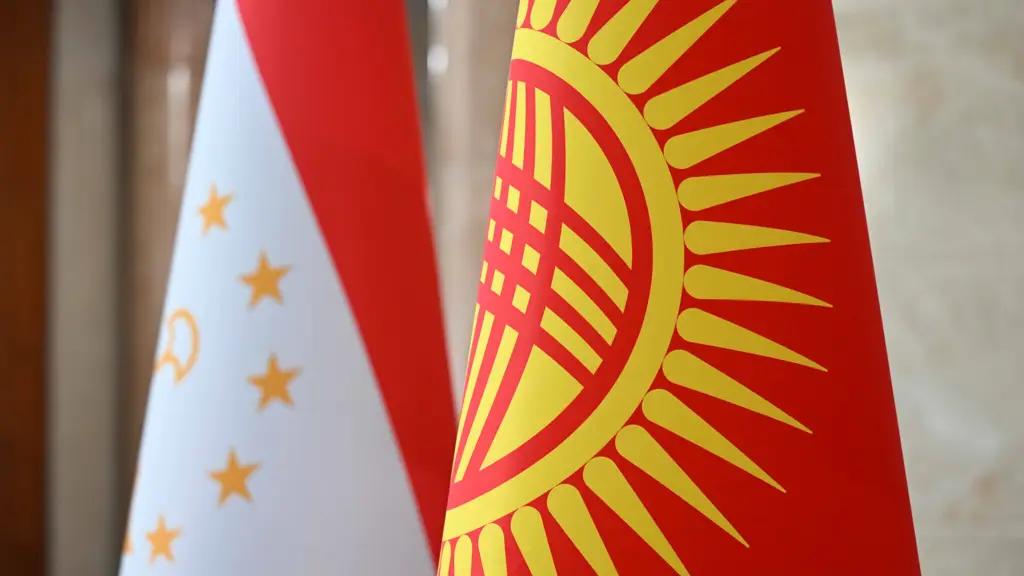 Кыргызстан менен Тажикстандын өкмөт башчылары телефондо сүйлөштү