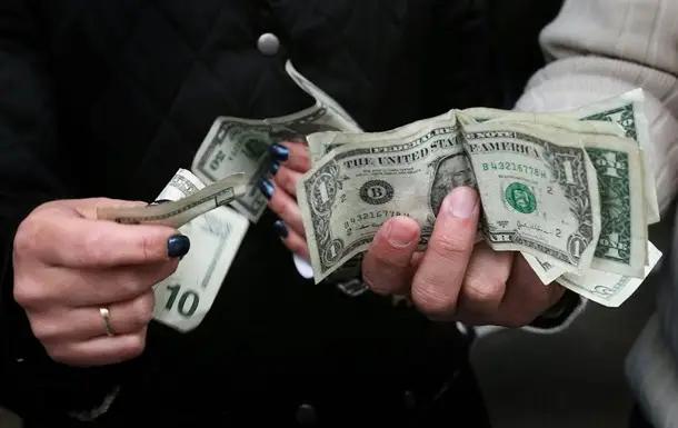 Dollar slightly cheaper: banks bought it below the official rate