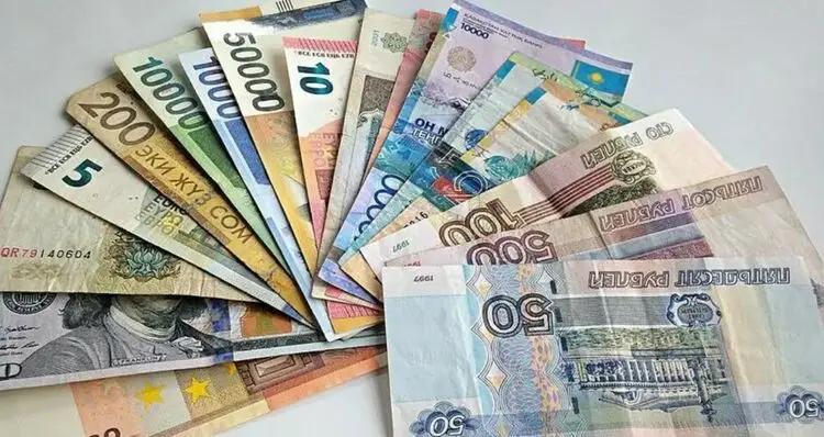 Рубль ослаб к евро и доллару