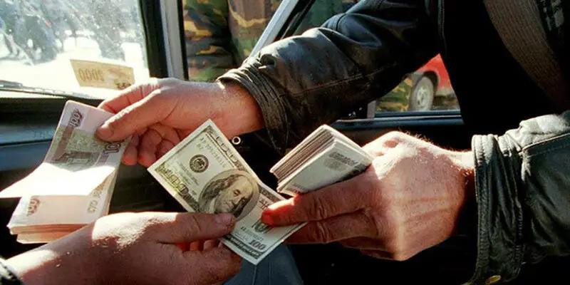 Нацбанк оштрафовал двоих кыргызстанцев за нелегальный обмен валюты