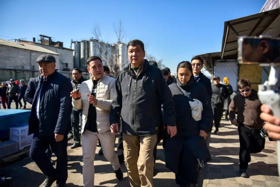 На Ошском рынке прошел рейд по стихийной торговле