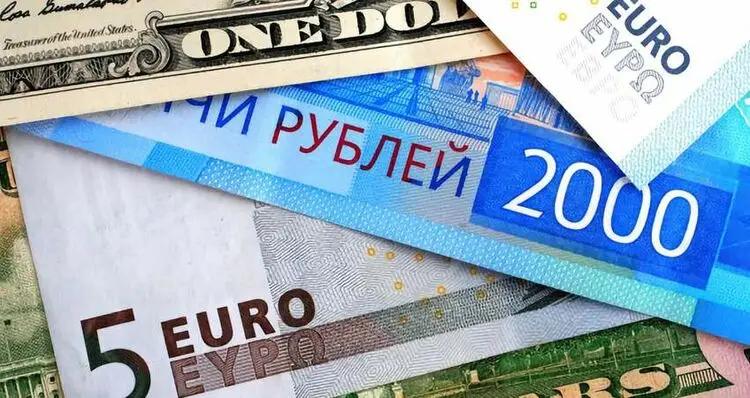 Рубль укрепился к доллару и евро. Курсы валюты Центробанка РФ
