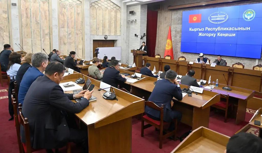 В Жогорку Кенеше обсудили внедрение «умных» светофоров по всей стране