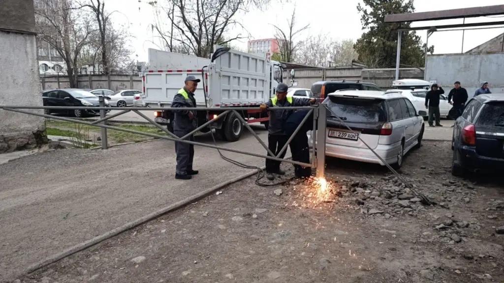 На столичных улицах демонтировали 17 шлагбаумов, мешающих проезду