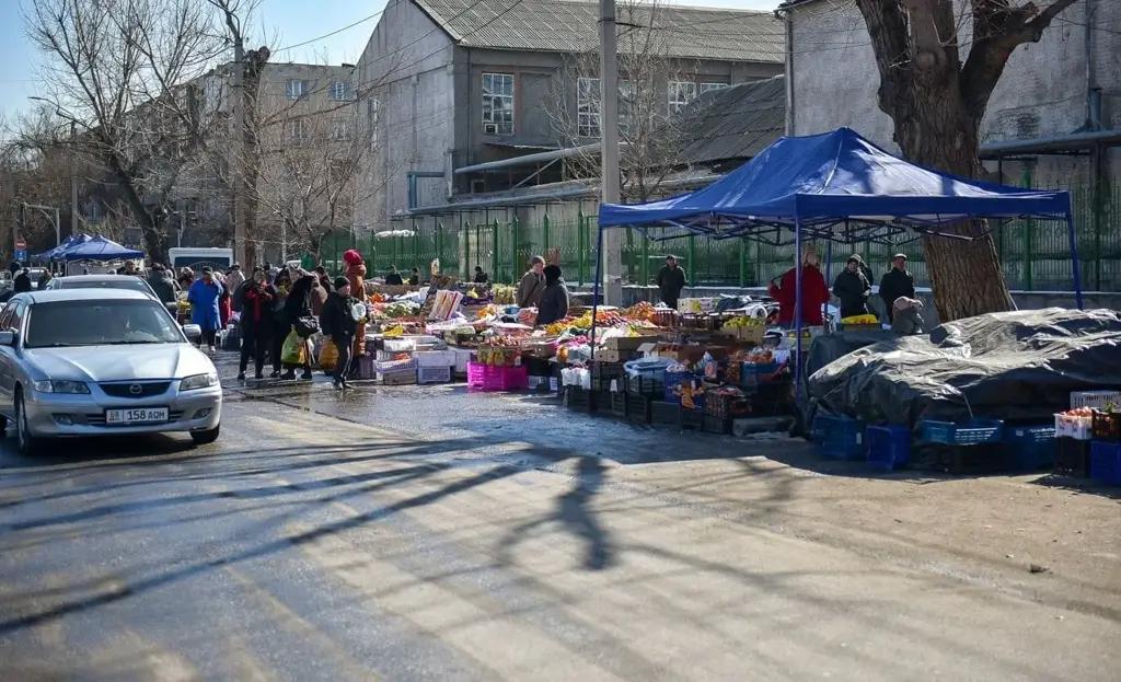 Ош базарынын айланасында мыйзамсыз соода кылгандарга базардын ичинен орун берилет
