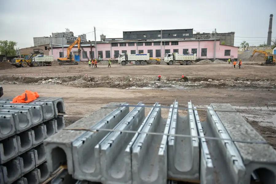 В Бишкеке проинспектировали строительство инфраструктуры для электробусов