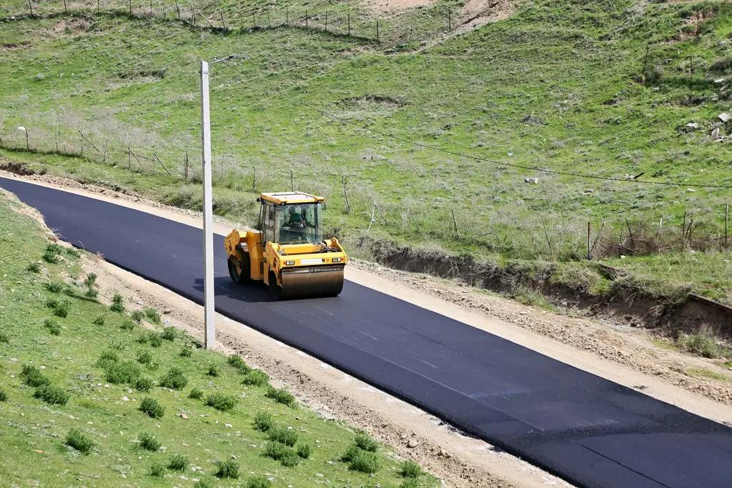 Озгур айылы менен Солнечный дача тилкесин байланыштырган жолго асфальт төшөлүүдө