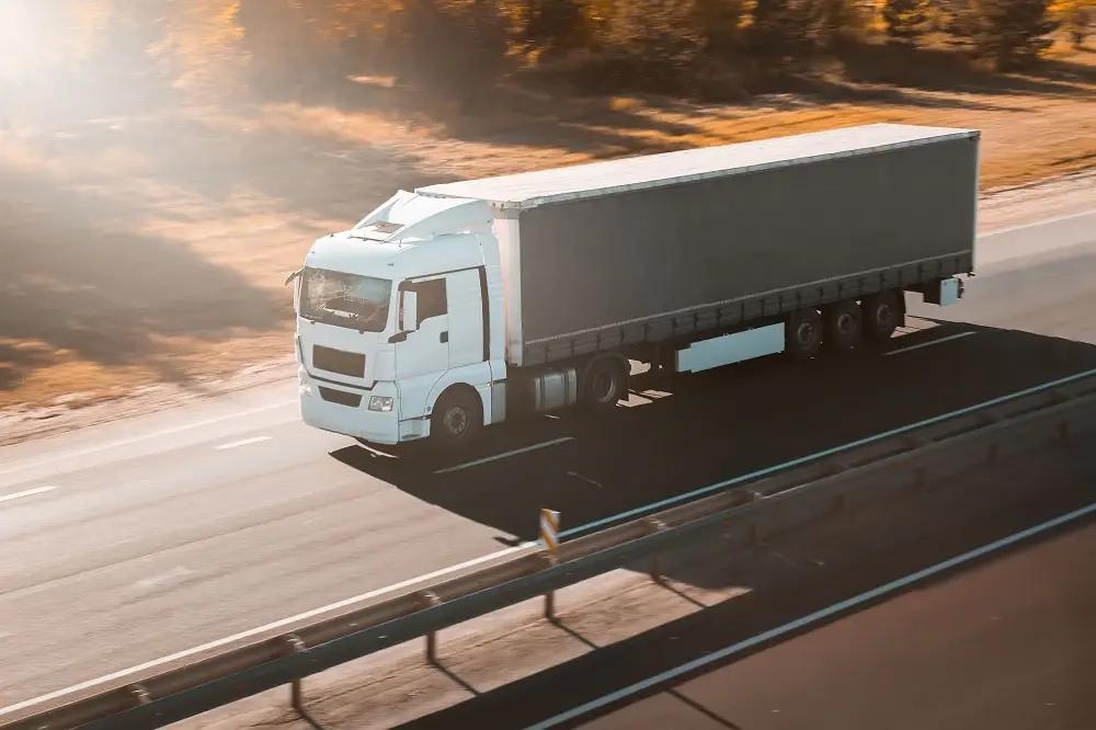 Цены на бензин растут, а стоимость грузоперевозок снижается