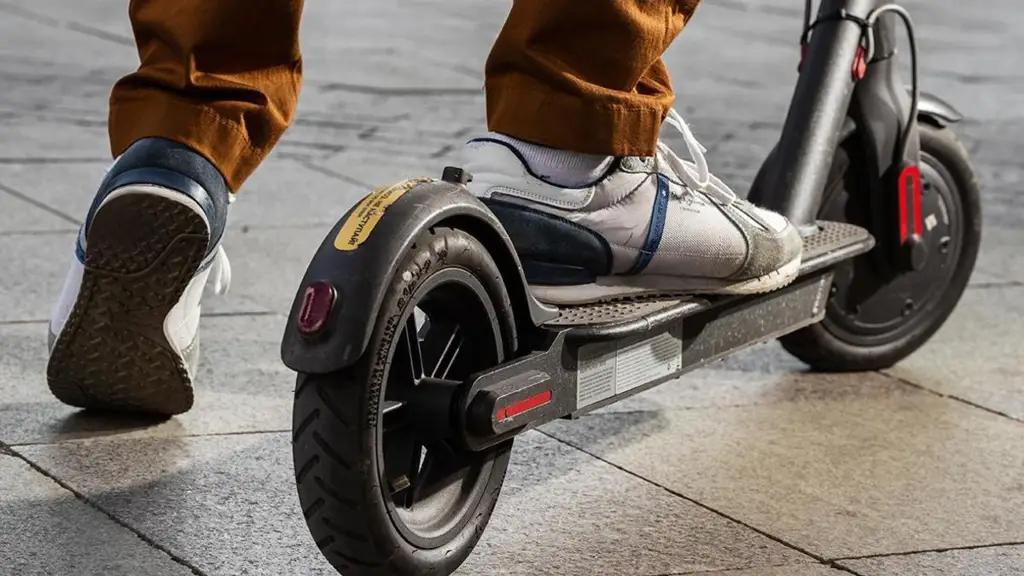 В Кыргызстане предлагают выдавать права для самокатчиков