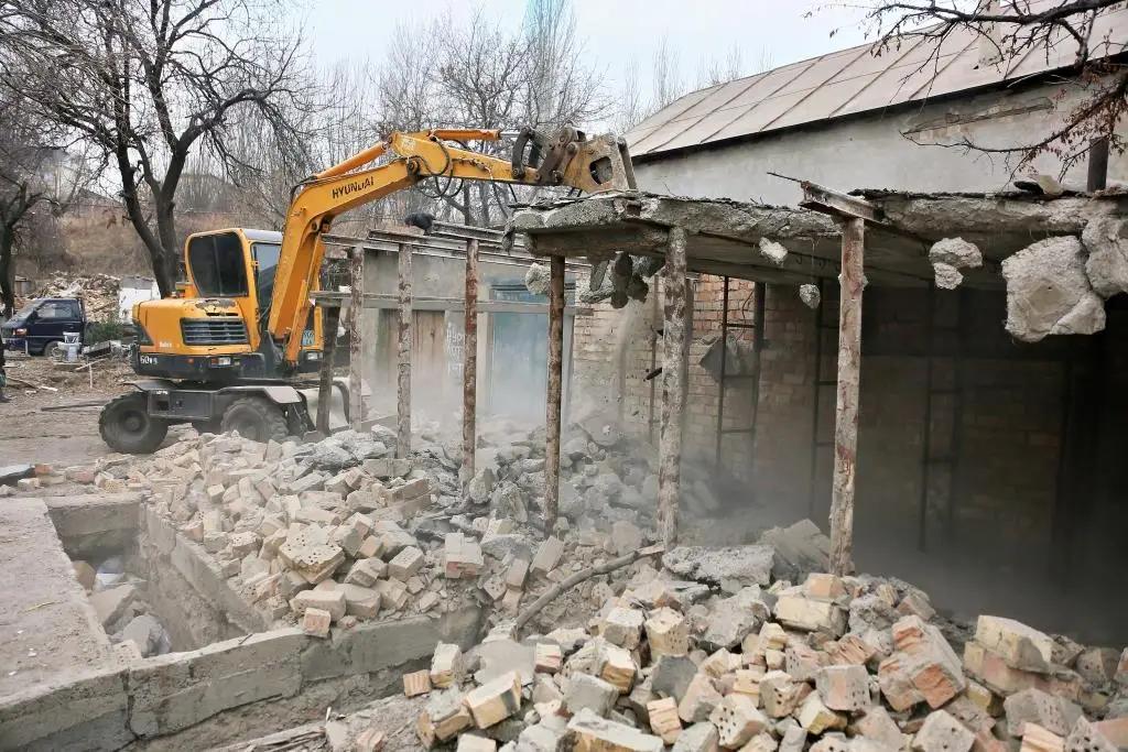 Ош шаарына кире бериште 32 үй жана 5 дүкөн түрттүрүлүп, ээлерине 67.8 млн сом кенемте төлөнөт