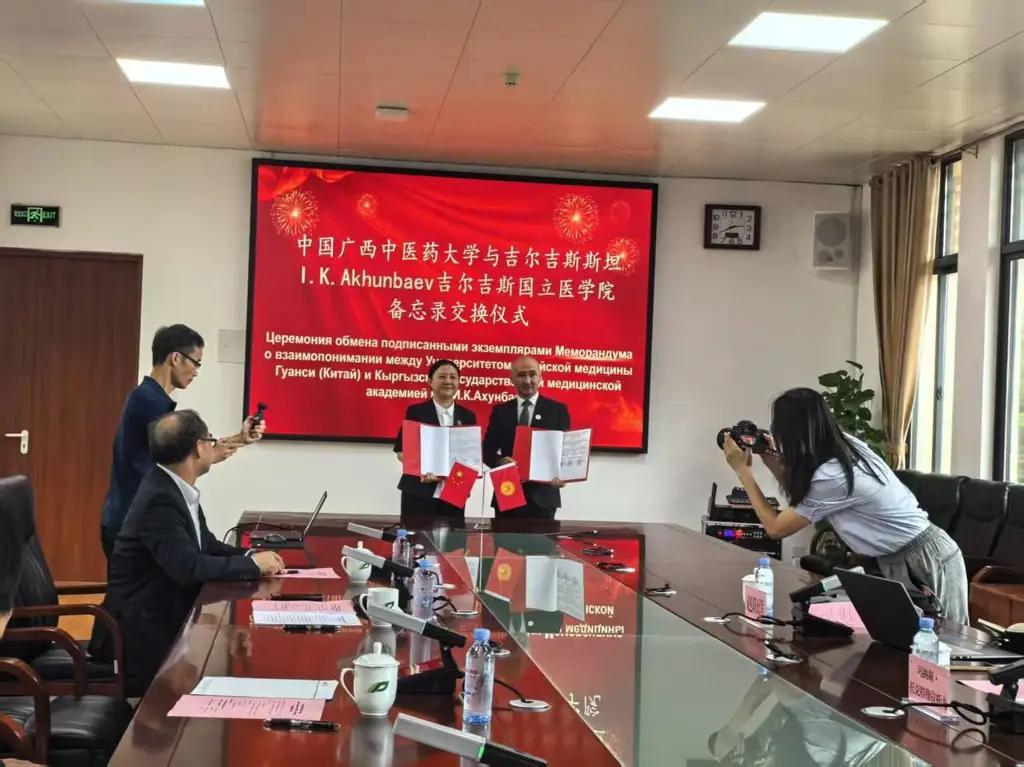 Кыргызстан и Китай укрепляют сотрудничество в сфере медицинского образования и науки