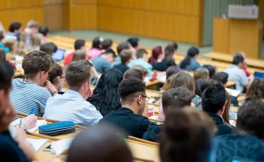 Вузы Кыргызстана могут временно закрыть прием заочников-юристов и экономистов