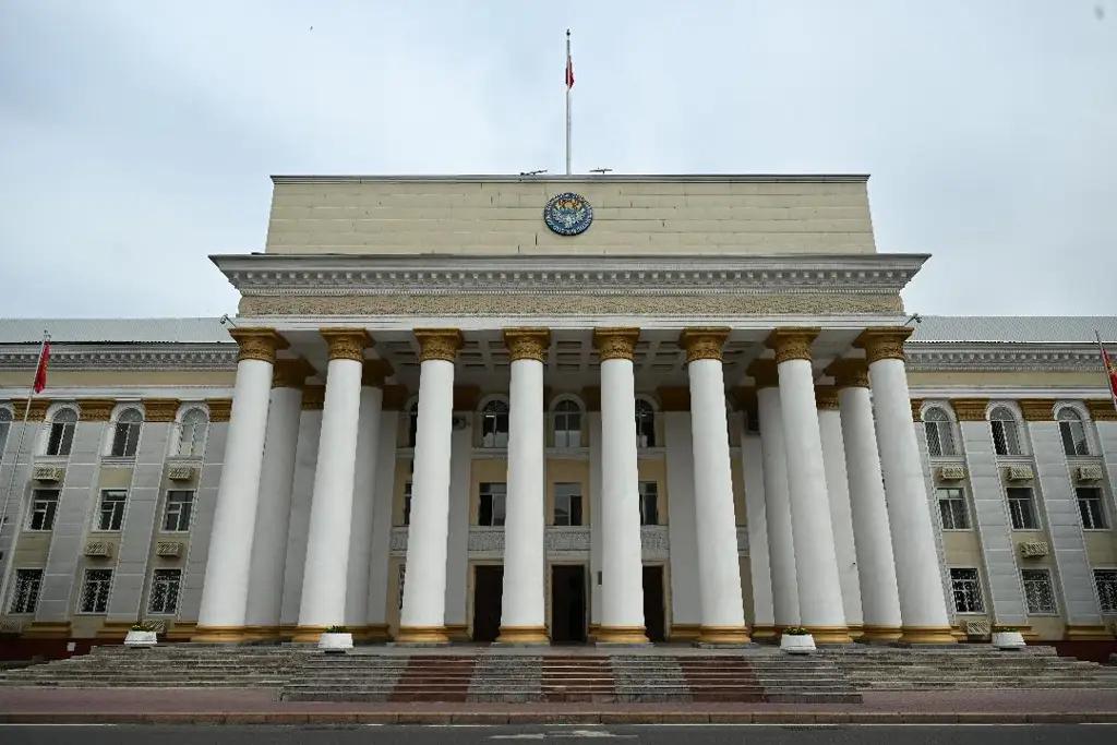 Жогорку Кенеш одобрил кандидатуры новых министров просвещения и науки