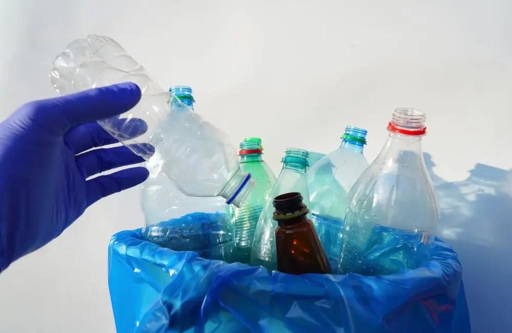 PET-бутылки и упаковка для еды останутся: ЖК смягчает закон о запрете пластика