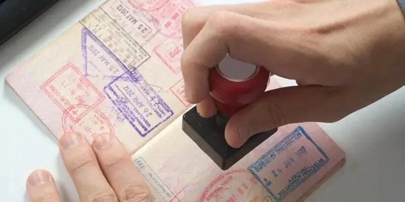 Сами кыргызы рискуют стать нелегалами. Депутат об указе президента о легализации иностранных граждан