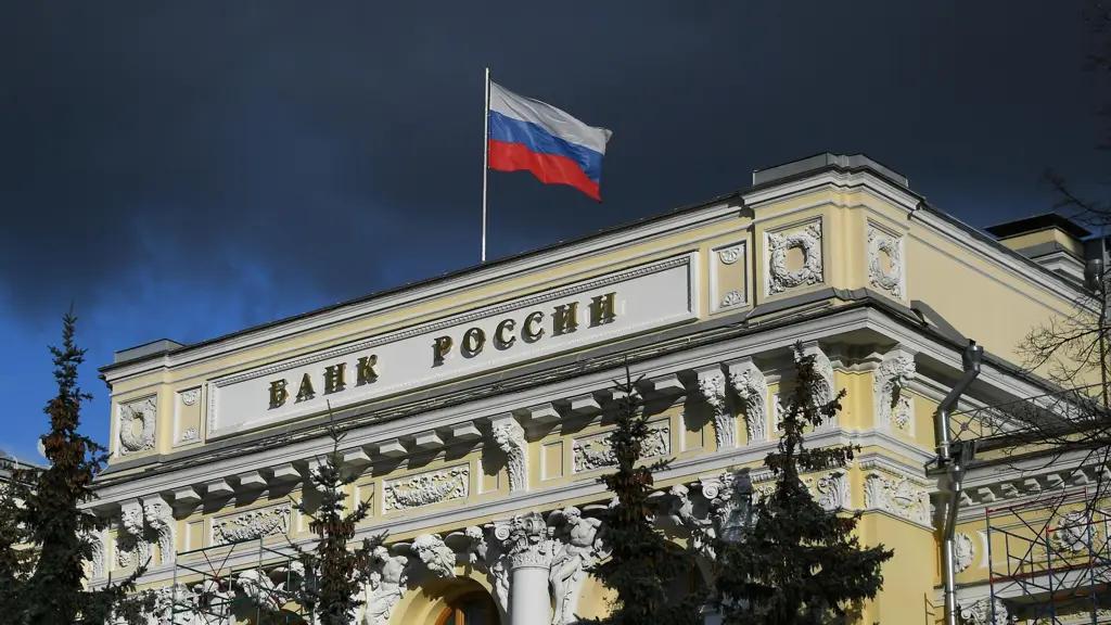 Рубль укрепляется к доллару, но подешевел к евро. Курс Центробанка РФ