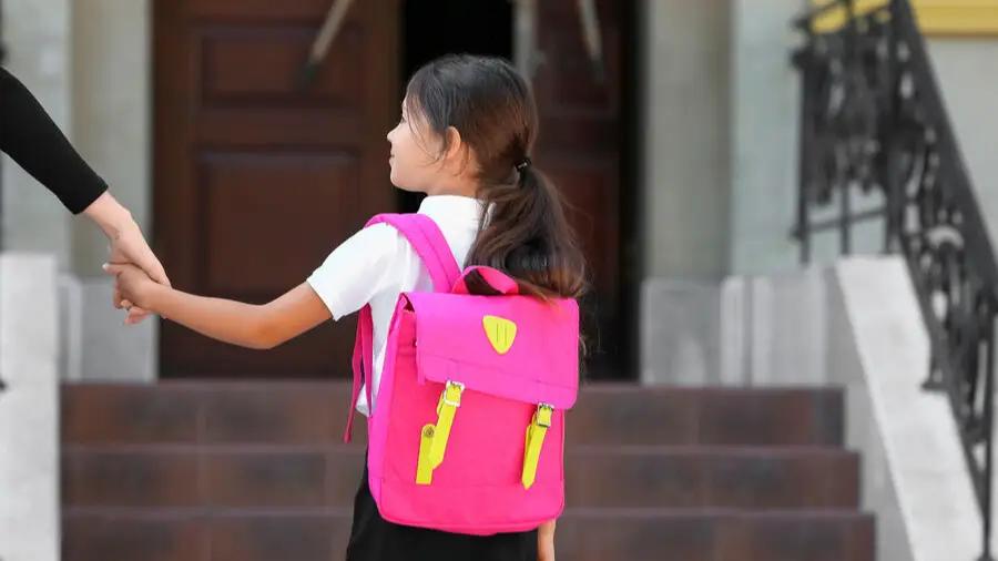 К 1 июня родители в КР тратили около 3 тысяч сомов на подарки детям