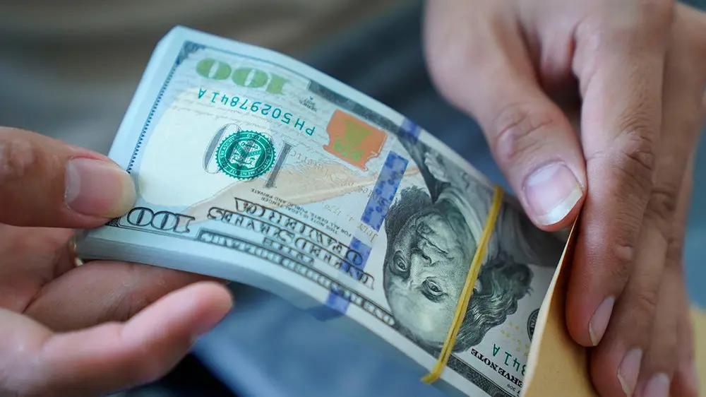 Поток долларов в Кыргызстан снизился на 10.5%