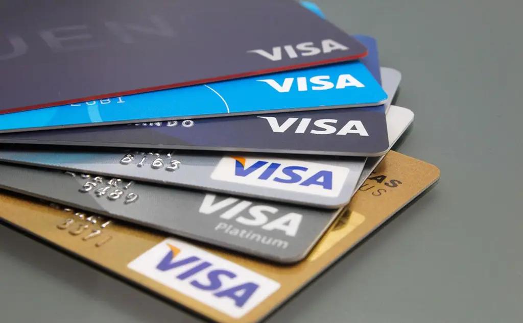 Кыргызстанцы оформляют по несколько карт Visa на фоне нестабильности банковских сервисов