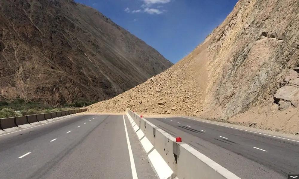 На трассе Бишкек – Нарын – Торугарт устанавливаются железные ограждения и обновляются дорожные знаки