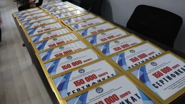 Жалал-Абадда 42 үй-бүлөгө 150 миң сомдук сертификат тапшырылды