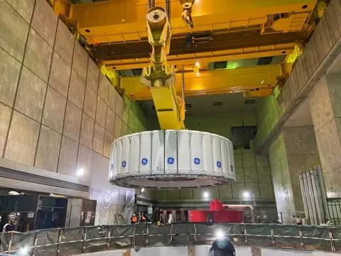 На Токтогульской ГЭС спущен ротор последнего гидроагрегата № 3