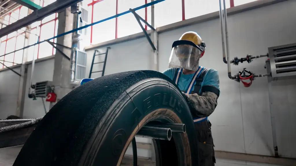 На заводе в городе Токмок начали восстанавливать шины от грузовых машин