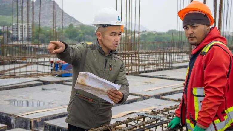 Работу на стройках в первую очередь должны получать кыргызстанцы — Ташиев