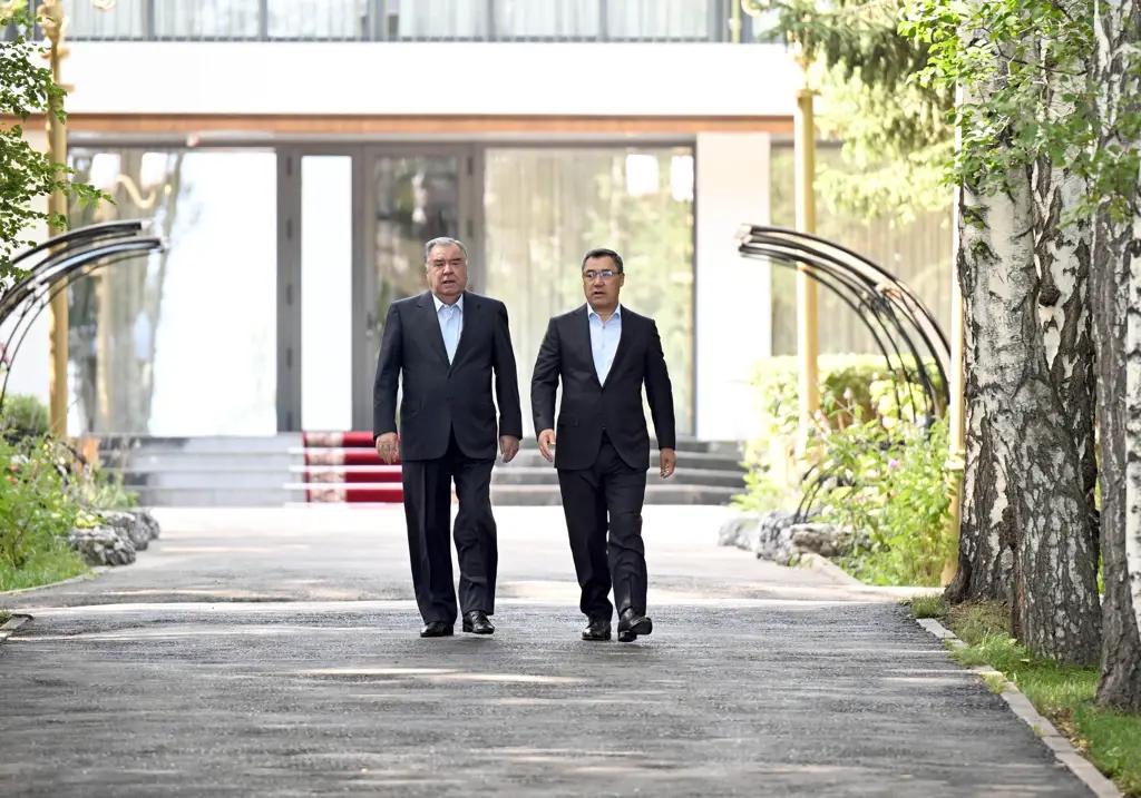 Президент Садыр Жапаров встретился с президентом Таджикистана Эмомали Рахмоном в Чолпон-Ате