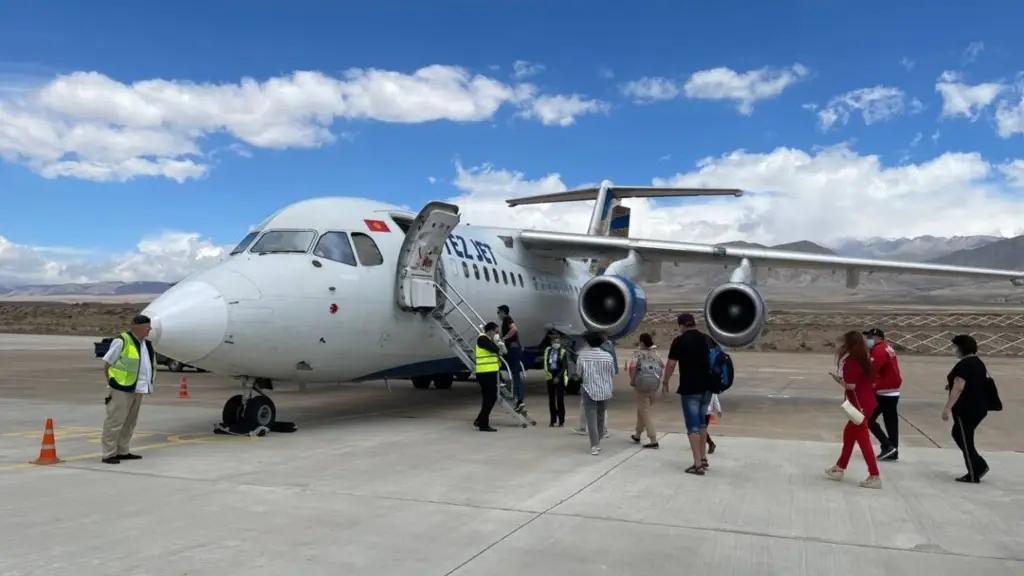 Монополияга каршы кызмат билет баалары боюнча авиакомпаниялар менен жолугушту