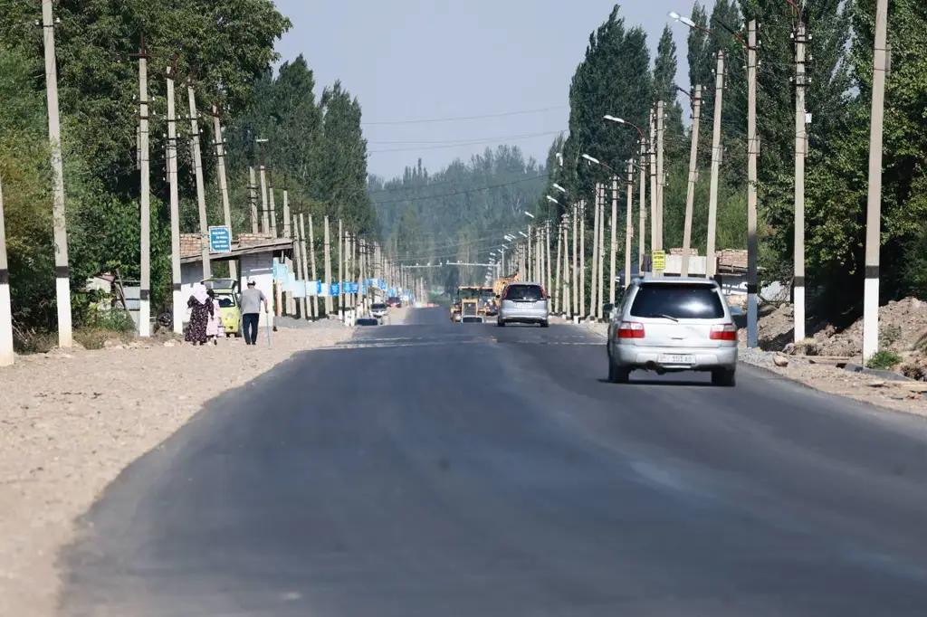 Глава кабмина проверил, как строят международную дорогу в Ошской области