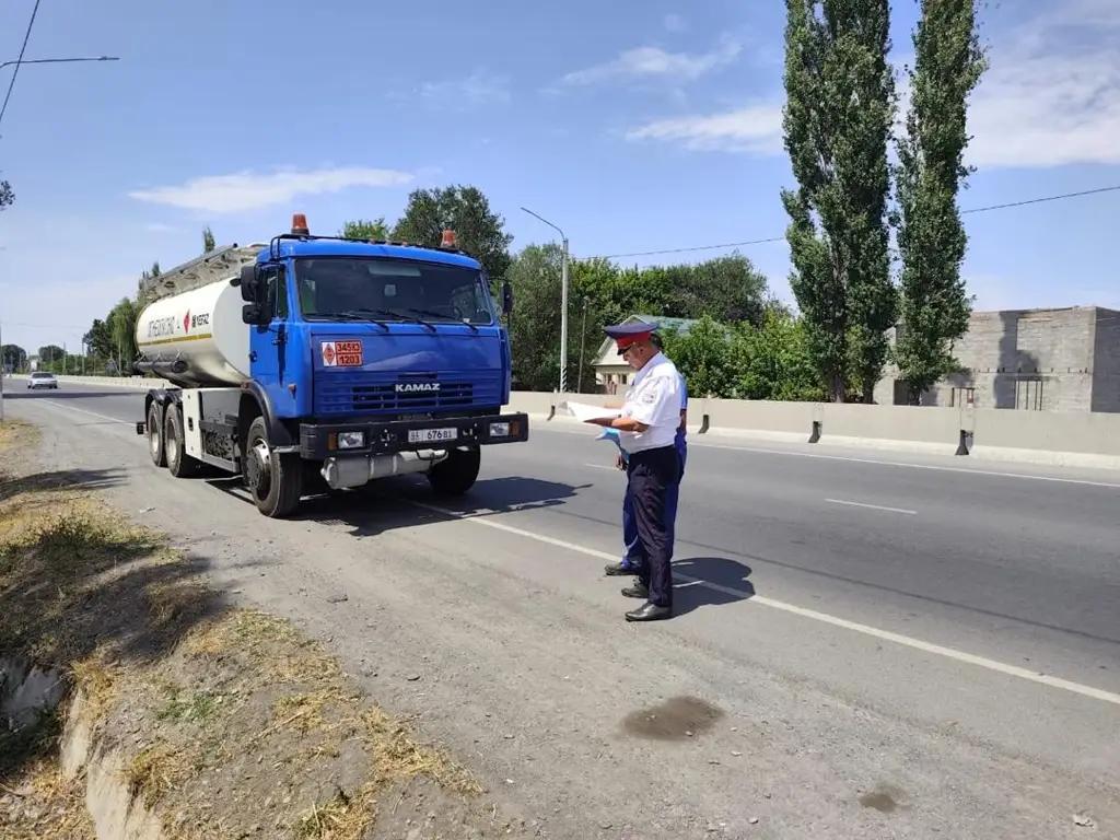 Оор жана кооптуу жүктөрдү ташыган унааларга 98 млн сомго жакын айып пул салынды