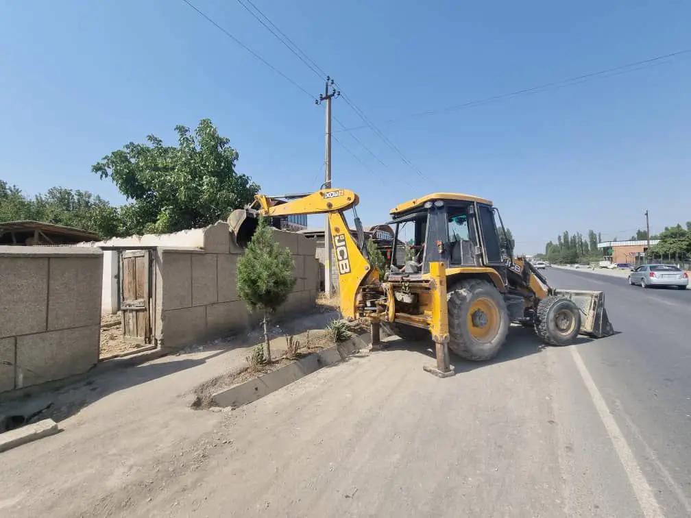 На автомобильной дороге Ош — Баткен снесли незаконные постройки