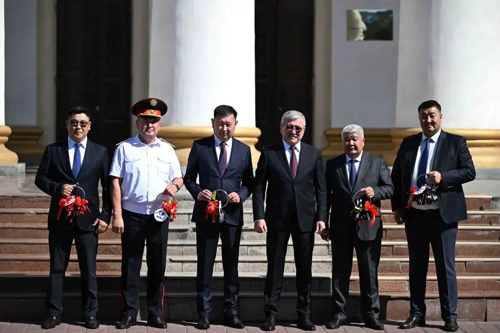 Глава кабмина вручил ключи от 63 единиц автотранспорта ряду государственных органов