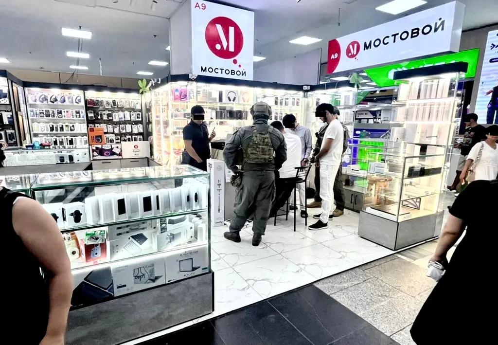 ЦУМдагы «Мостовой» дүкөнүндө жасалмаланган iPhone’дор сатылганы аныкталды