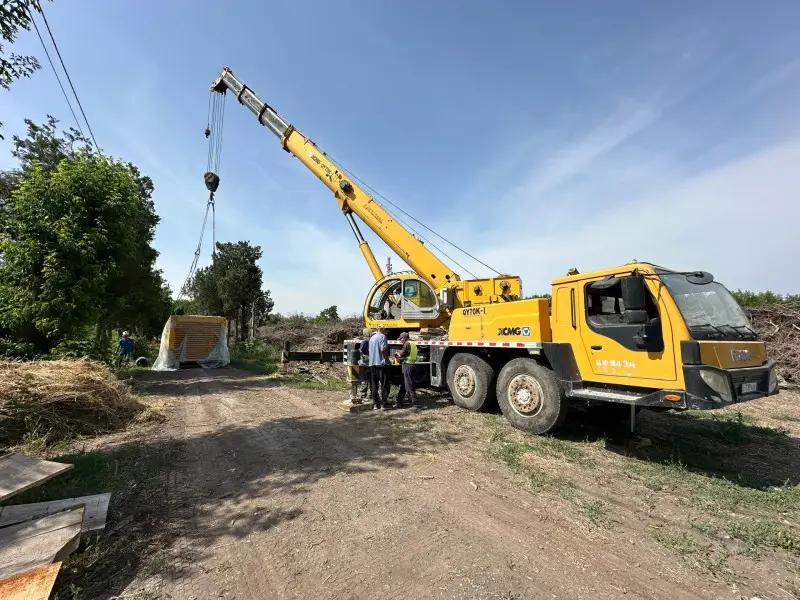 Китайский Циндао передал Бишкеку дробилку для переработки древесных отходов