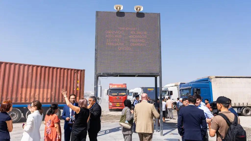 На кыргызско-узбекской границе внедрена система электронного управления очередью