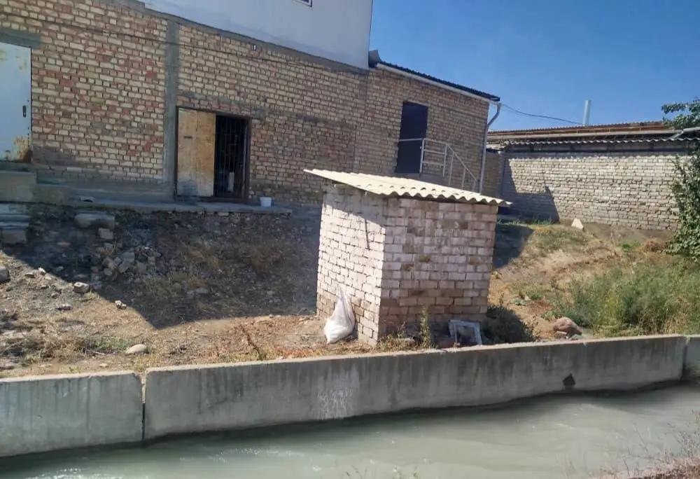 В Кемине, в водоохранной зоне выявлены незаконные постройки